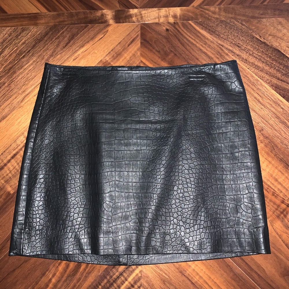 Faux leather snake skin black mini skirt H& M.